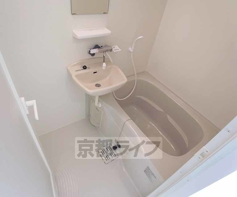 バス・シャワールーム　丸みを帯びたお風呂です。