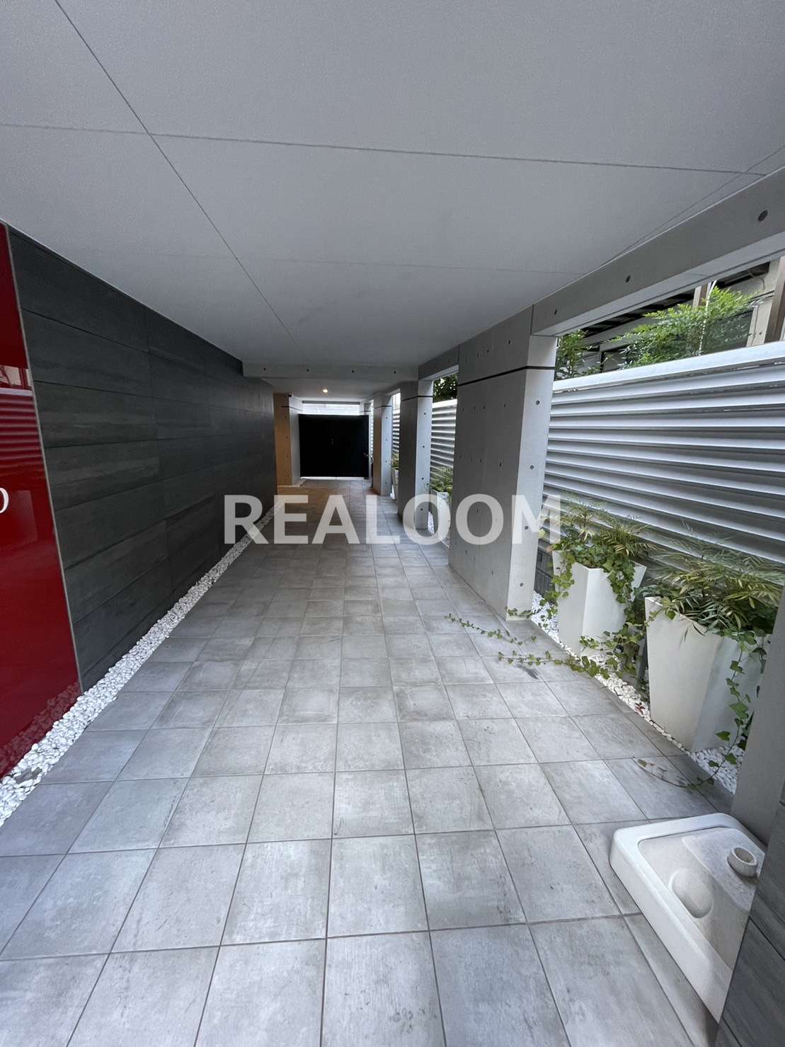 エントランス　写真と現況が異なる場合は現況を優先いたします。