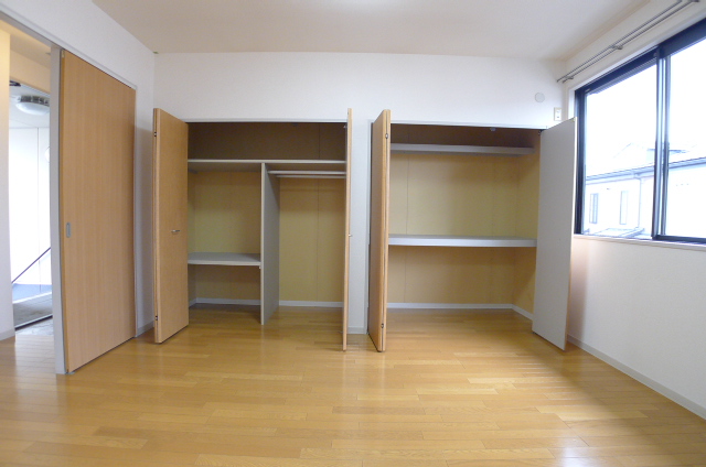 収納　■6.4洋室■天井の高さを活かした収納付き