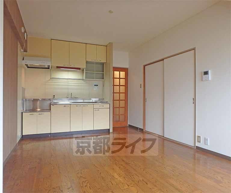 居室・リビング　地下鉄松ケ崎駅から徒歩８分の北山通り沿いの物件です。北...