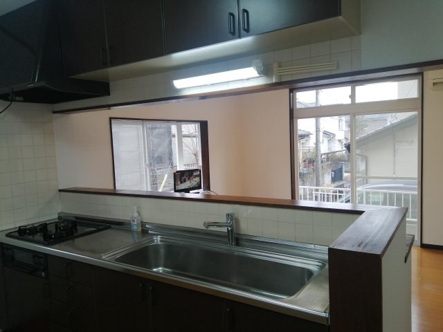 キッチン　調理中も快適な人感センサー付きLED流し元灯！