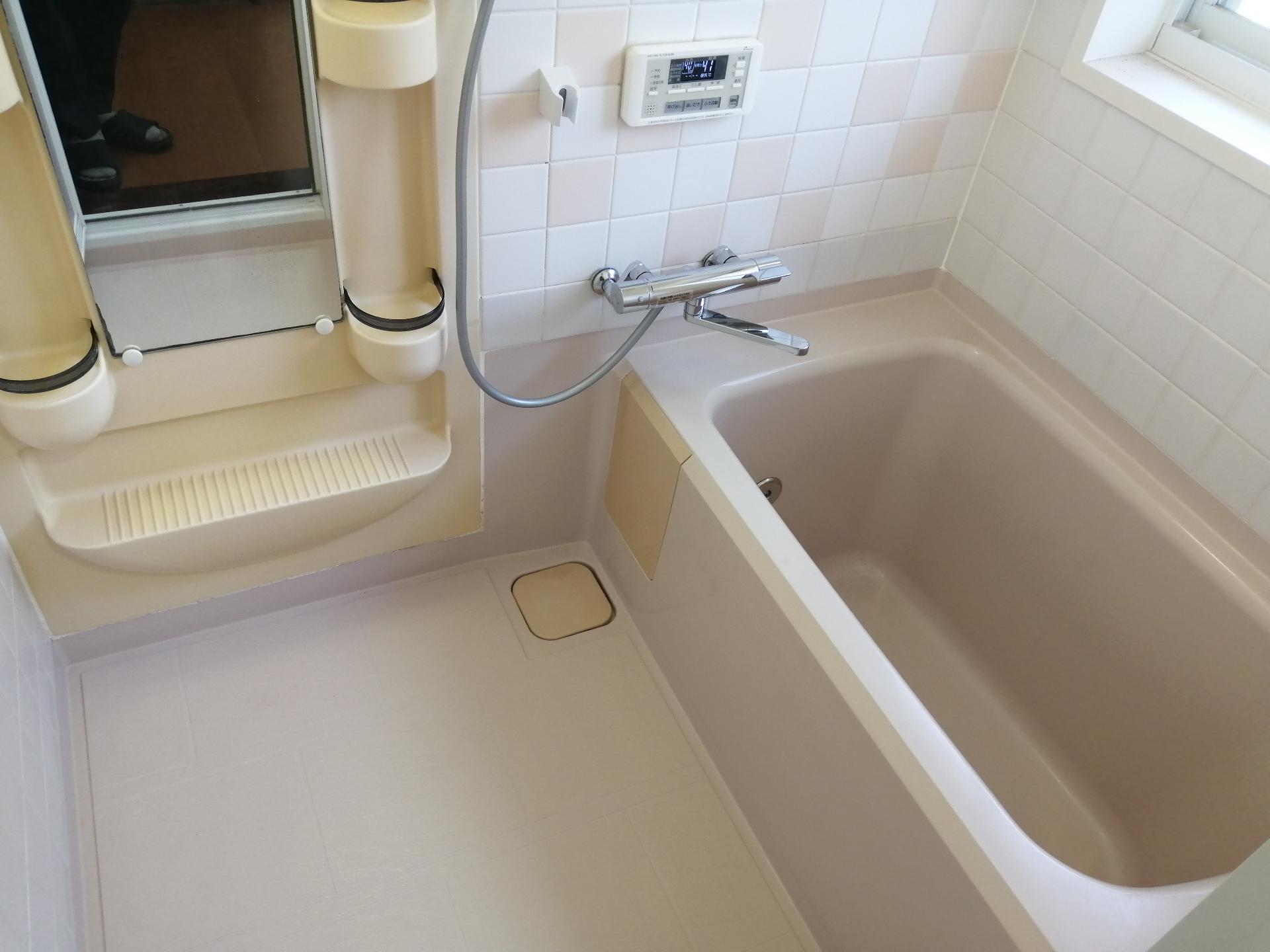 バス・シャワールーム　シャワー水栓を新品（TOTO製）に交換しています！