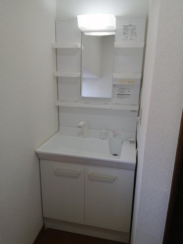 洗面設備　シャワー水栓付きの使い勝手の良い洗面化粧台