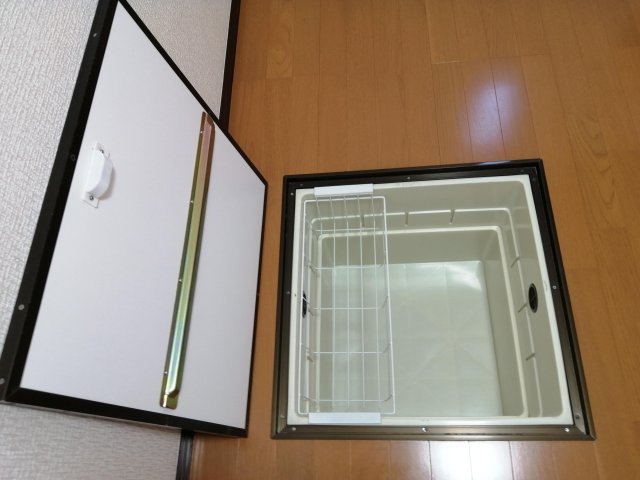 収納　食料品保管に便利な床下収納