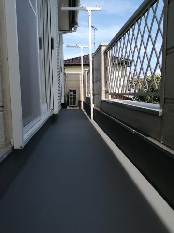 バルコニー　日当たりの良いベランダには物干し支柱あります！