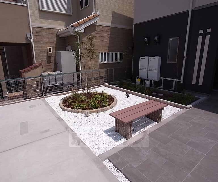 エントランス　オシャレなベンチあり！