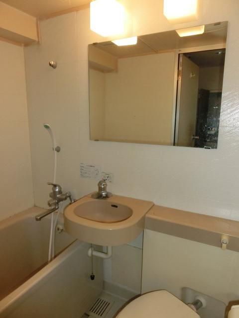 洗面設備　大きな鏡付き