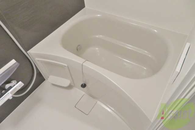 バス・シャワールーム　バスルームは壁がお洒落でリラックスできる空間になっています。