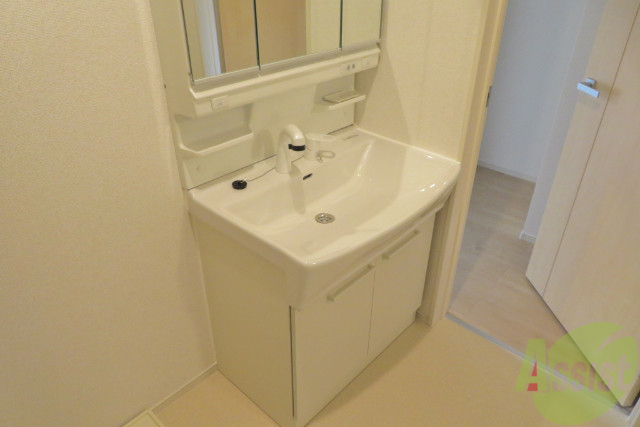 洗面設備　洗面台は独立洗面台です。毎日の身だしなみが楽しくなりそうです