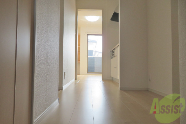 玄関　玄関から撮影しました。リビングまでは一直線で行けますね。