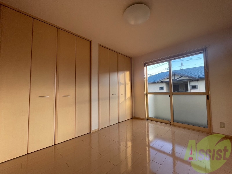 その他部屋・スペース　寝室としてもスペースに余裕があり、陽当たりが良いですね。