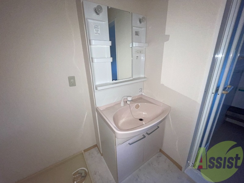 洗面設備　洗面化粧台も独立しており、洗面台の棚も利便性がありますね。