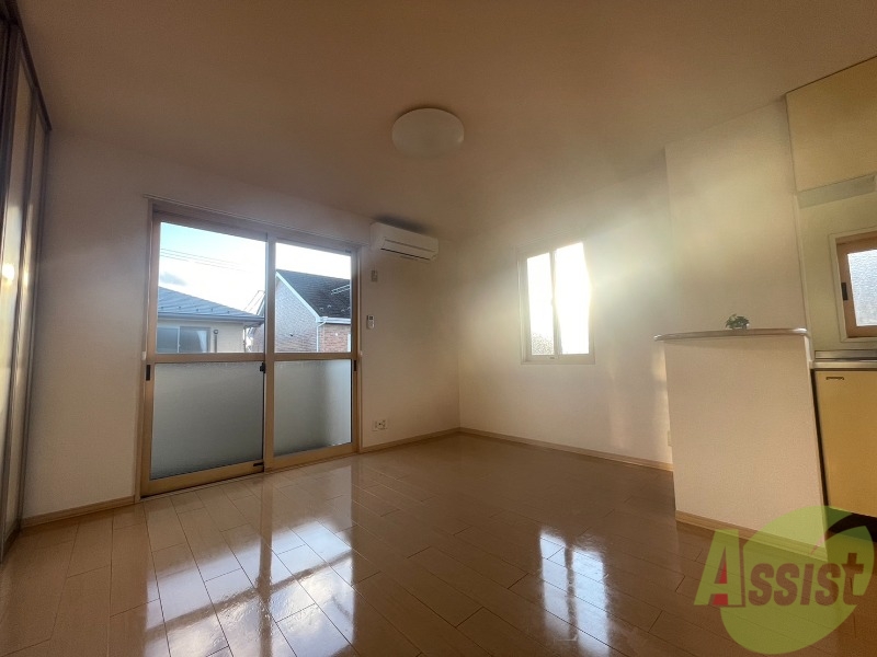 居室・リビング　陽当たりが良く、広々として過ごしやすそうです。