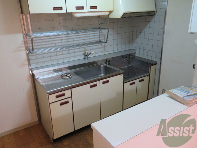 キッチン　キッチンルームはこちら。収納や棚など豊富ですね