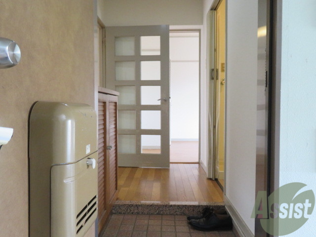 玄関　玄関からの様子を撮影しました。明るい印象です