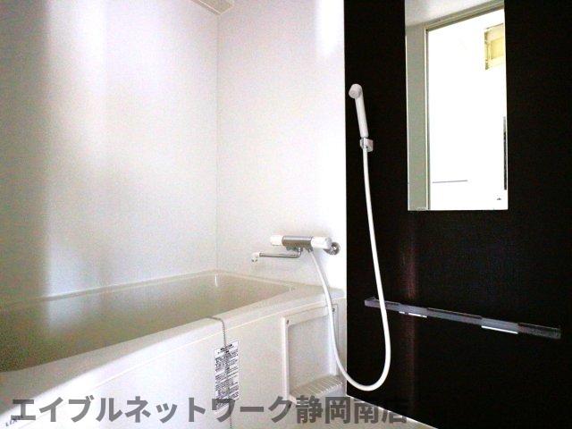 バス・シャワールーム　落ち着いた空間のお風呂です