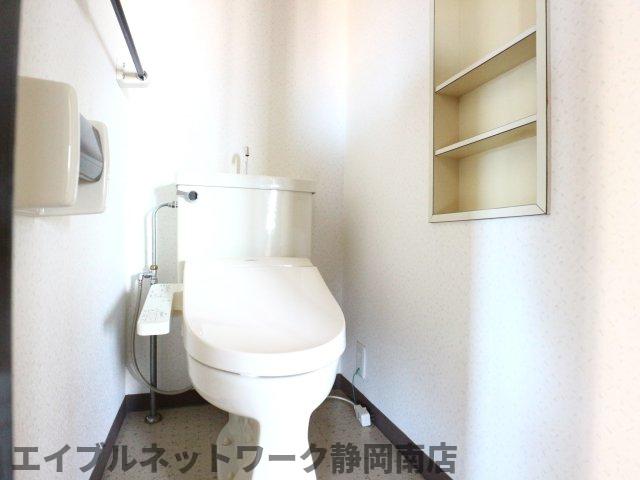 トイレ　落ち着いた色調のトイレです