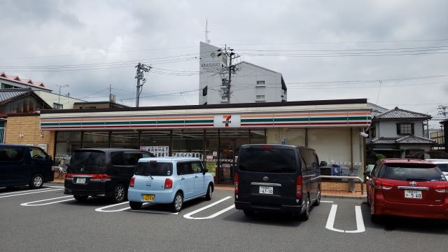 コンビニ　セブンイレブン（コンビニ）まで290m