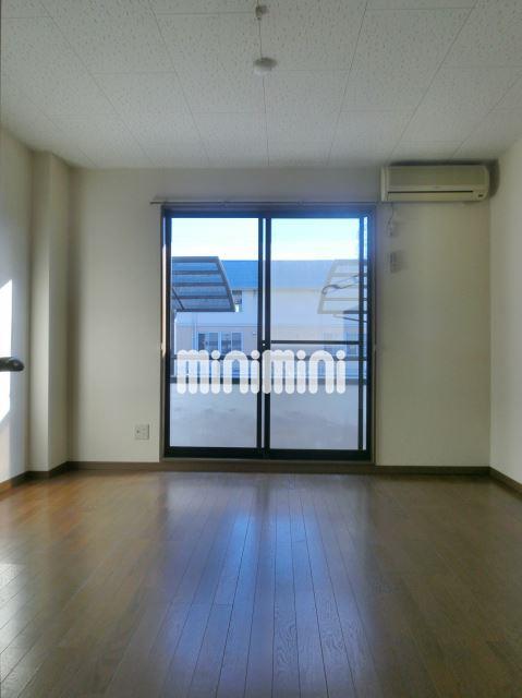 居室・リビング　明るい日差しが差し込む洋室。