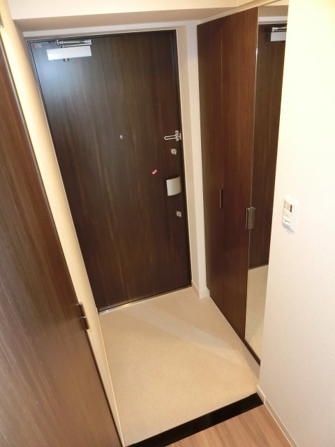 玄関　同物件別号室の写真です。