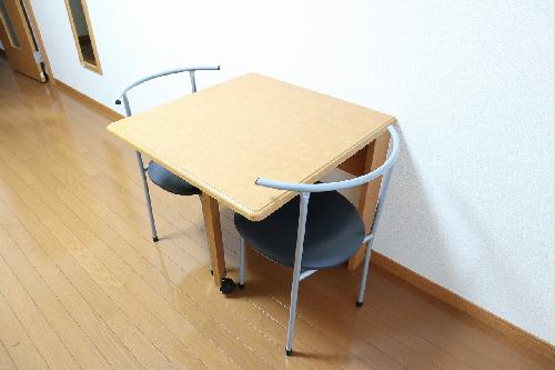 居室・リビング　折り畳みテーブルと椅子2脚