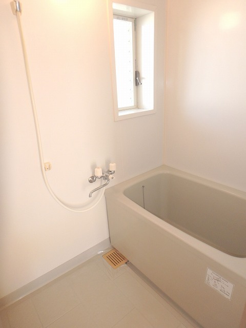 バス・シャワールーム　窓付きで換気しやすいですね！