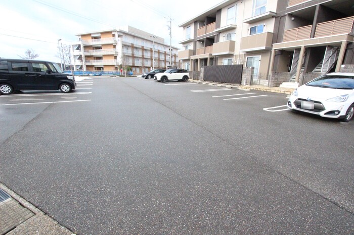 駐車場　並列２台スペース付きでとってもお得♪