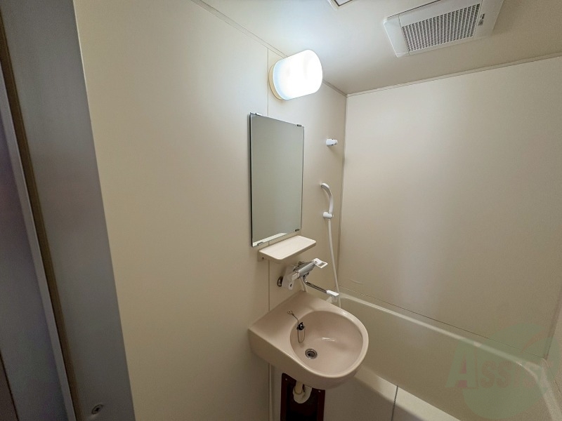 洗面設備　ユニットバス内の洗面台です。朝の身支度もスムーズです。