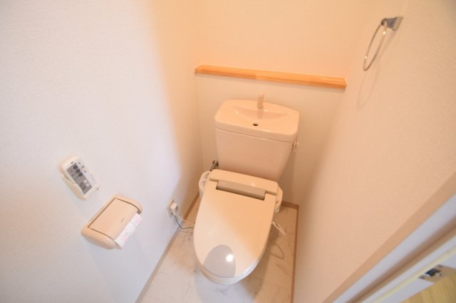 トイレ　温水洗浄便座でお尻セイケツ！