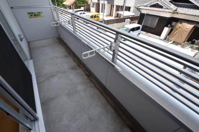 バルコニー　大きめのバルコニーですね。