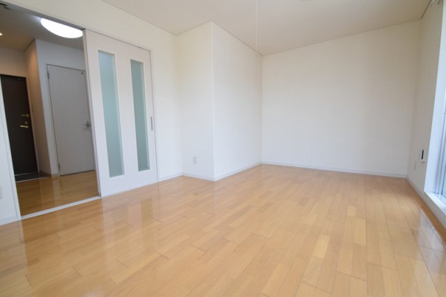 居室・リビング　８．９帖の居室スペース。