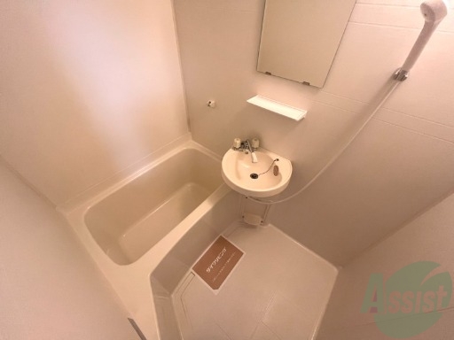 バス・シャワールーム　浴槽付きのお風呂です。ここで一日の疲れを癒しましょう。