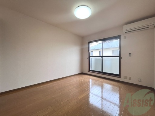 居室・リビング　※反転タイプ。南向きの窓から日差しが入る明るいお部屋です。