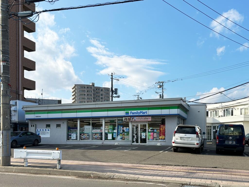 コンビニ　ファミリーマート札幌発寒3条店（コンビニ）まで293m