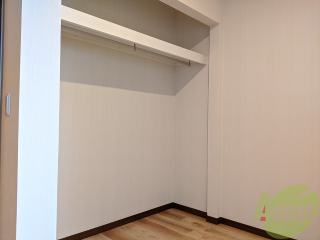 収納　寝室の収納。ここには服をかけたり、荷物が置けたりしますね。