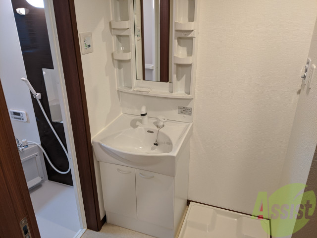 洗面設備　独立洗面台も清潔感があって、使いやすそうな印象を受けました。