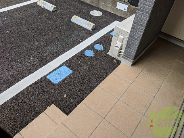 バルコニー　玄関先です。１階なので、ここから荷物の運び出しも簡単そう。