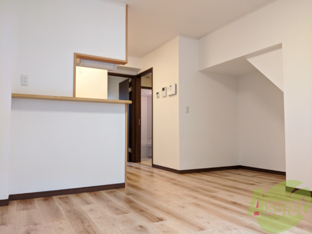 居室・リビング　床木材の色と壁の白のマッチングが良い具合です。