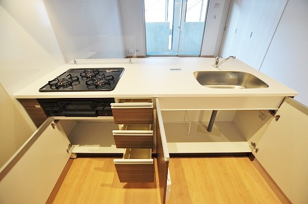 キッチン　★料理はかどり掃除もしやすい3口ガスシステムキッチン(グリル