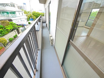 バルコニー　開放的で明るい空間を演出してくれるバルコニーです