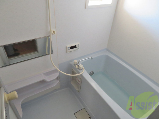 バス・シャワールーム　バスルームは狭すぎず、シャワーも浴びやすそうです。