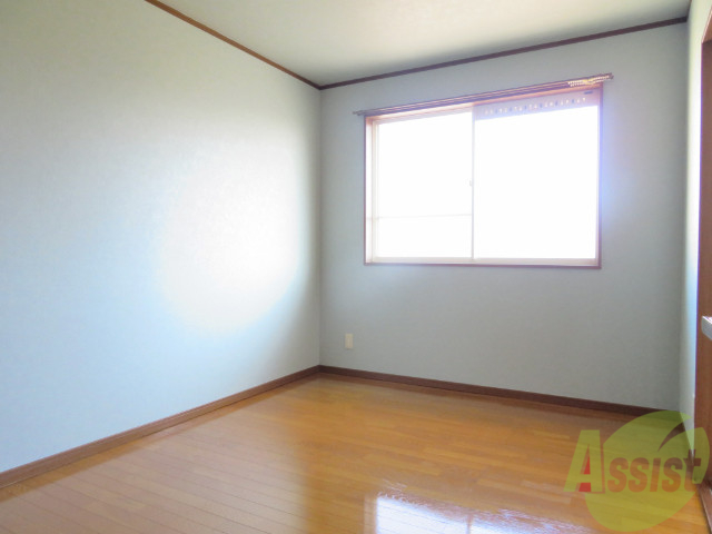 その他部屋・スペース　別の角度から洋室を撮影しました。日射しがあり明るい印象。