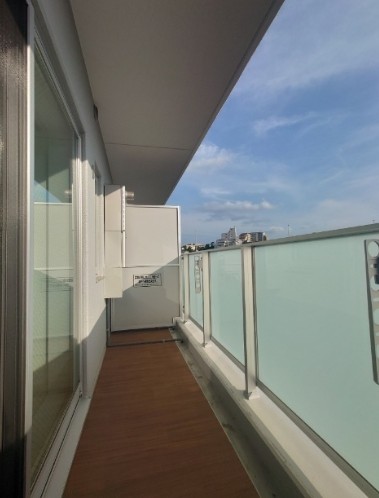 バルコニー　暖かな日差しのふりそそぐバルコニー