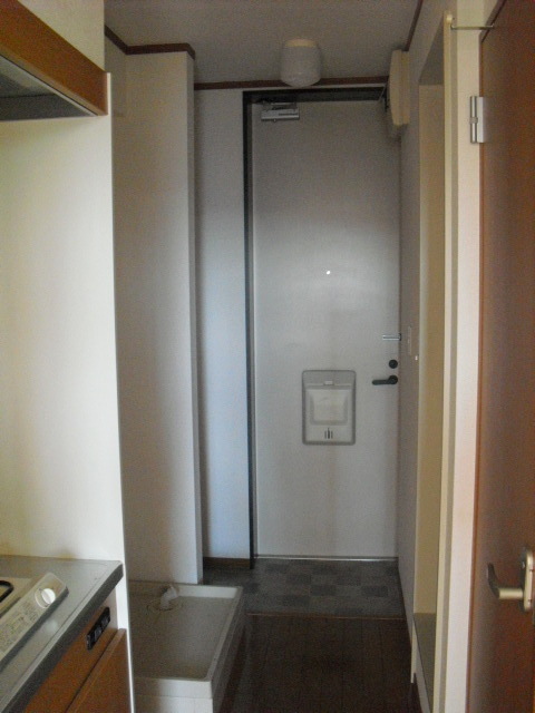 玄関　玄関にはシューズボックスあり