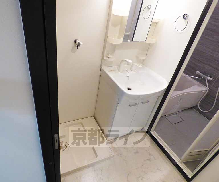 洗面設備　綺麗な洗面台です。