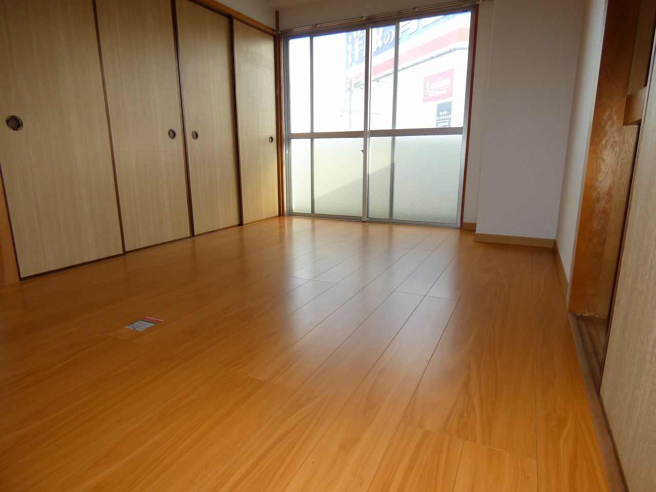 その他部屋・スペース　西側洋室です。押し入れ収納があります。