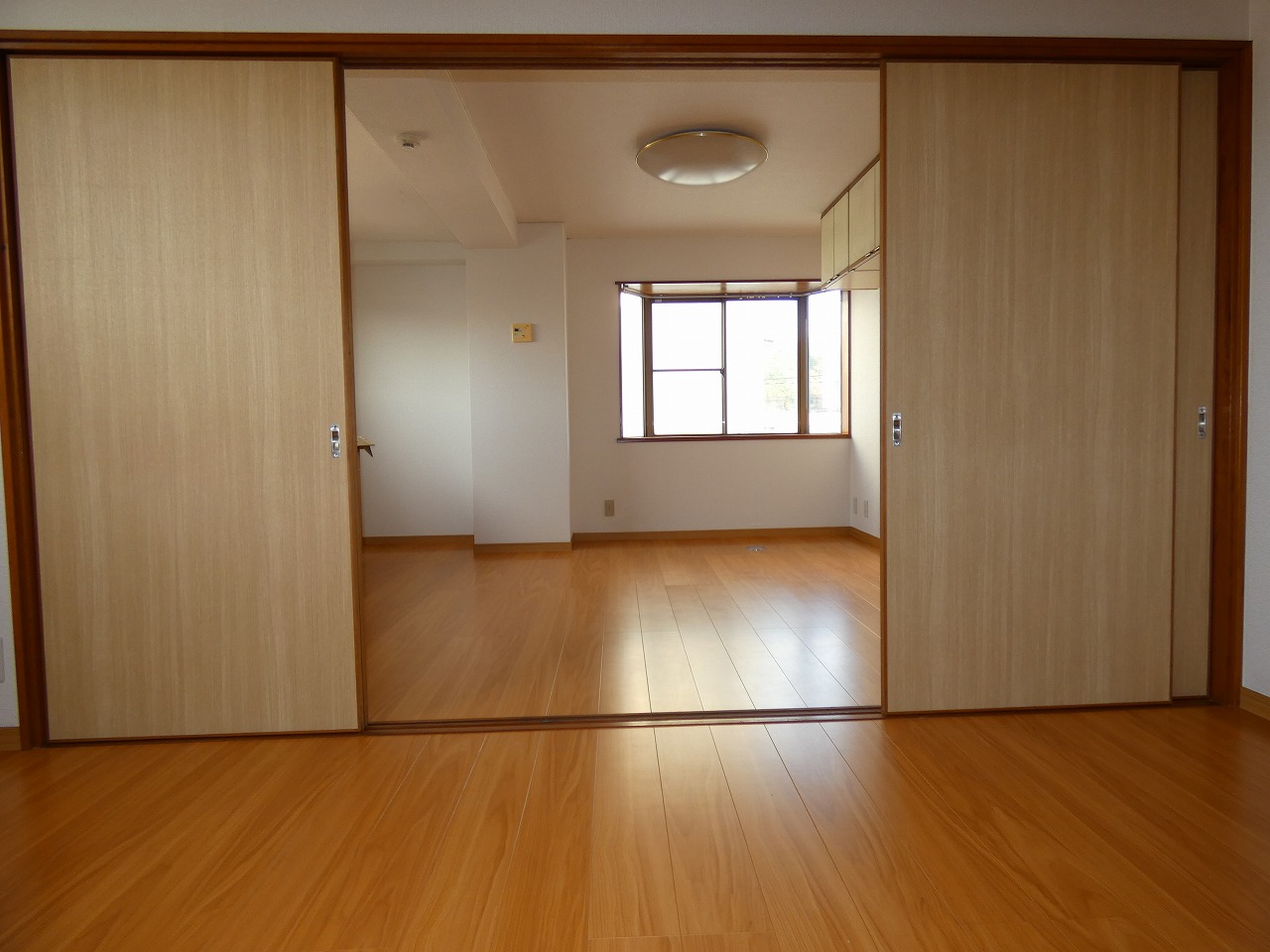 その他共有部分　キッチン横洋室からキッチン方面です。