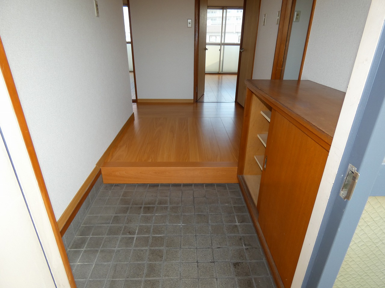 玄関　下駄箱付きです。