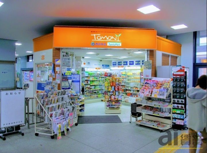 コンビニ　ファミリーマートトモニー富士見台駅店（コンビニ）まで300m