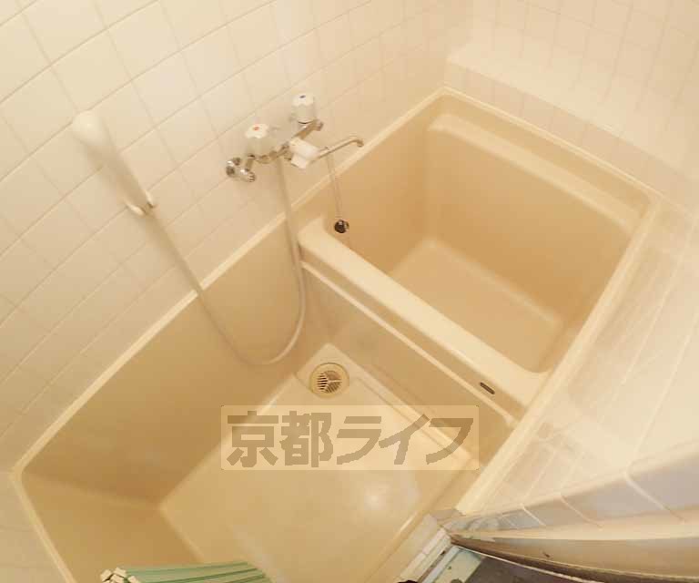 バス・シャワールーム　清潔感のあるバスルームです。